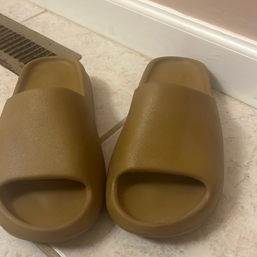 Authentic Yeezy slides orche size 6 which is womens 7.5 only worn occasionally